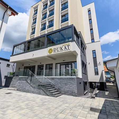 Hotel Dukat Гура Хуморулуй Екстериор снимка