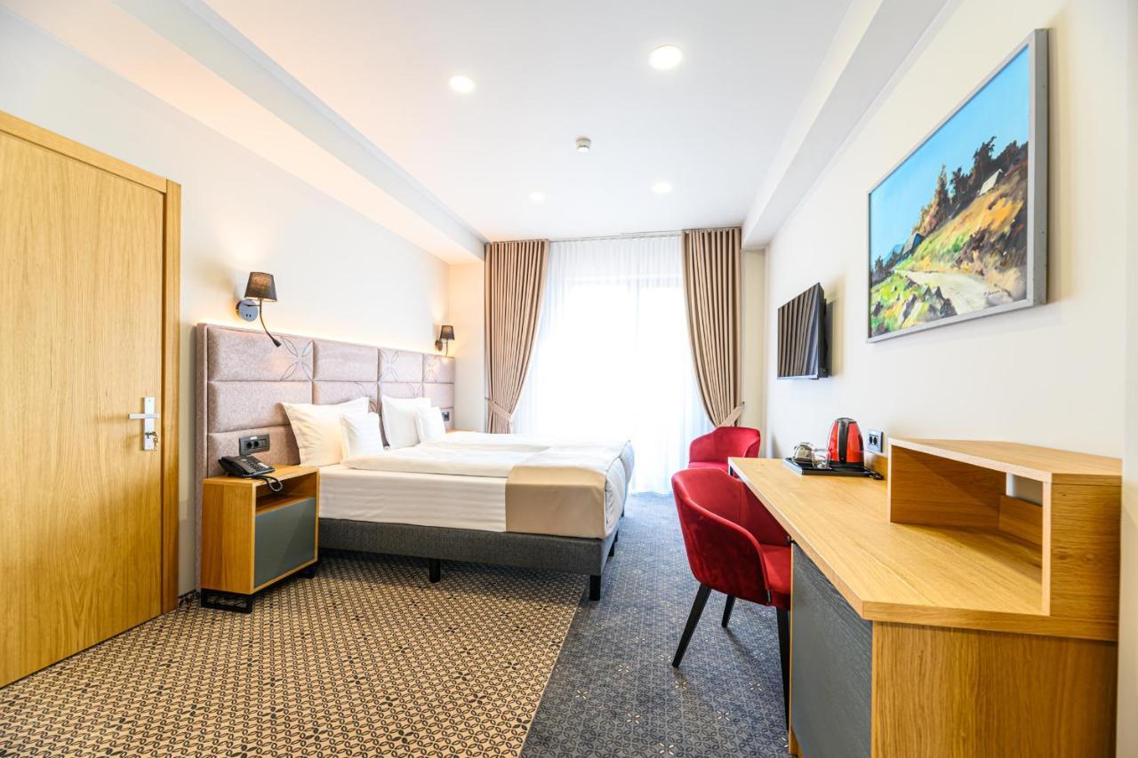 Hotel Dukat Гура Хуморулуй Екстериор снимка