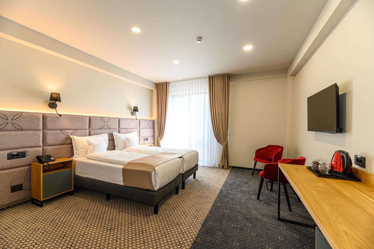 Hotel Dukat Гура Хуморулуй Екстериор снимка