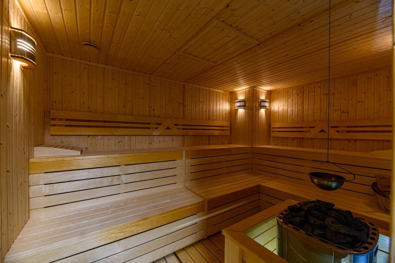 Hotel Dukat Гура Хуморулуй Екстериор снимка