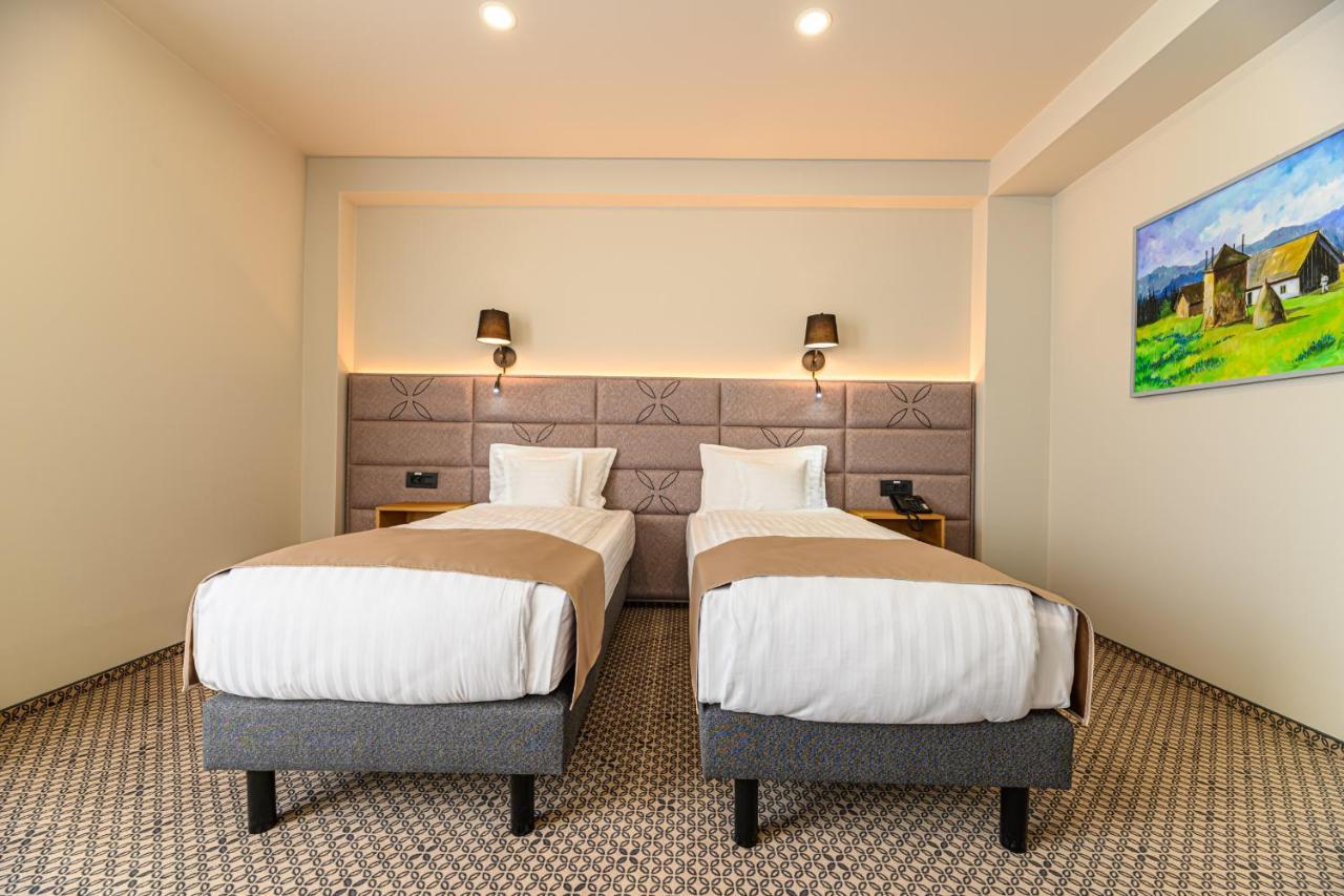 Hotel Dukat Гура Хуморулуй Екстериор снимка