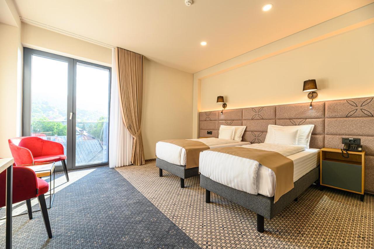 Hotel Dukat Гура Хуморулуй Екстериор снимка