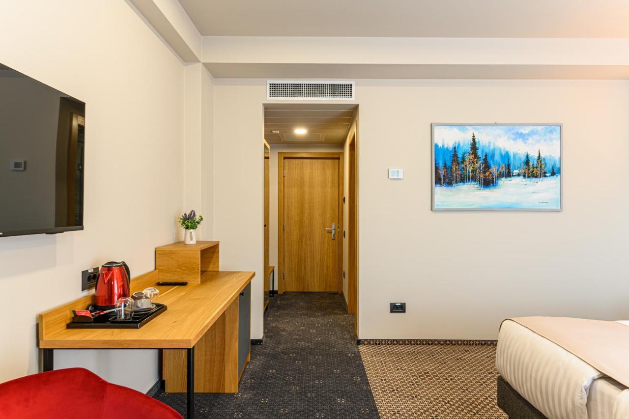 Hotel Dukat Гура Хуморулуй Екстериор снимка