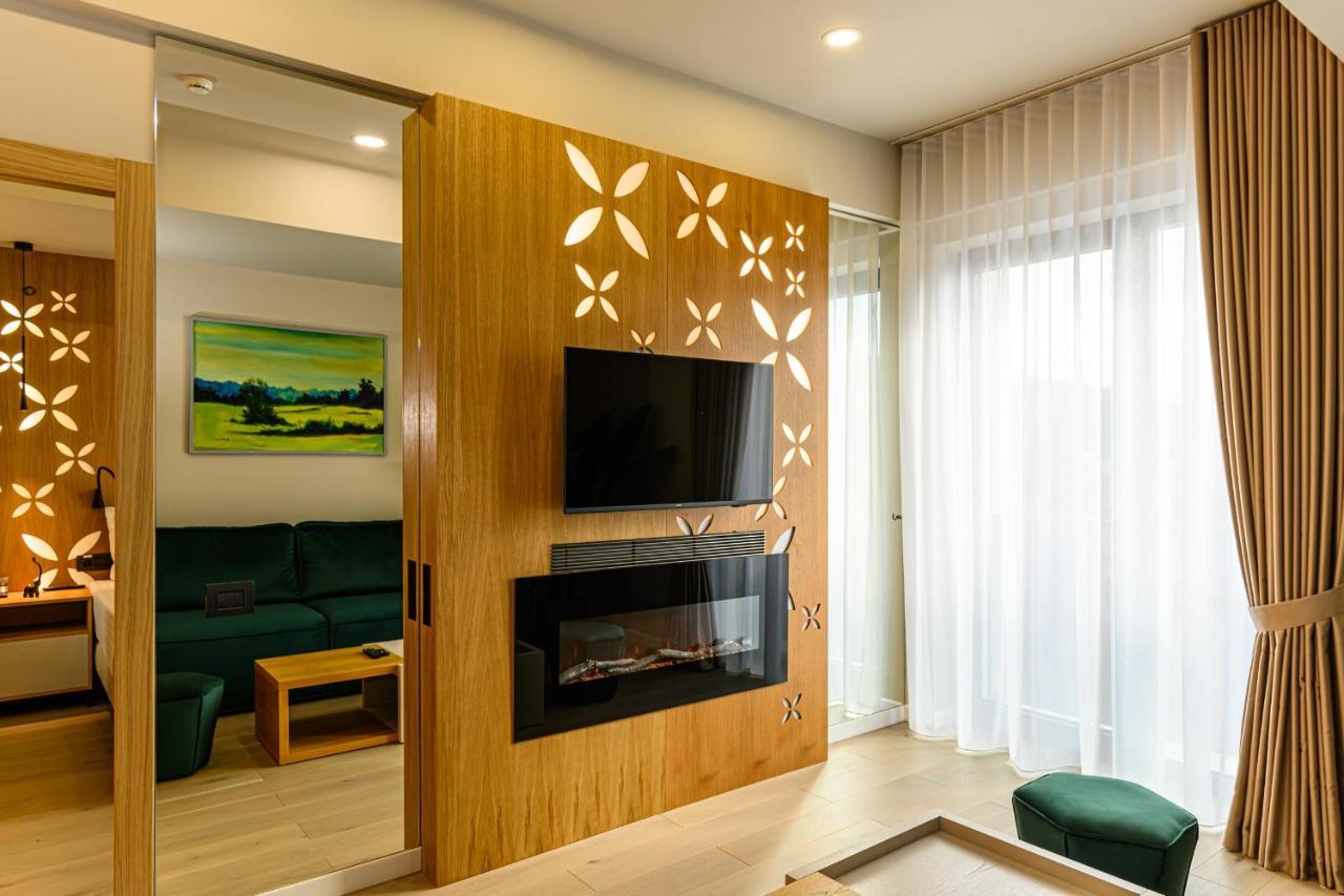 Hotel Dukat Гура Хуморулуй Екстериор снимка
