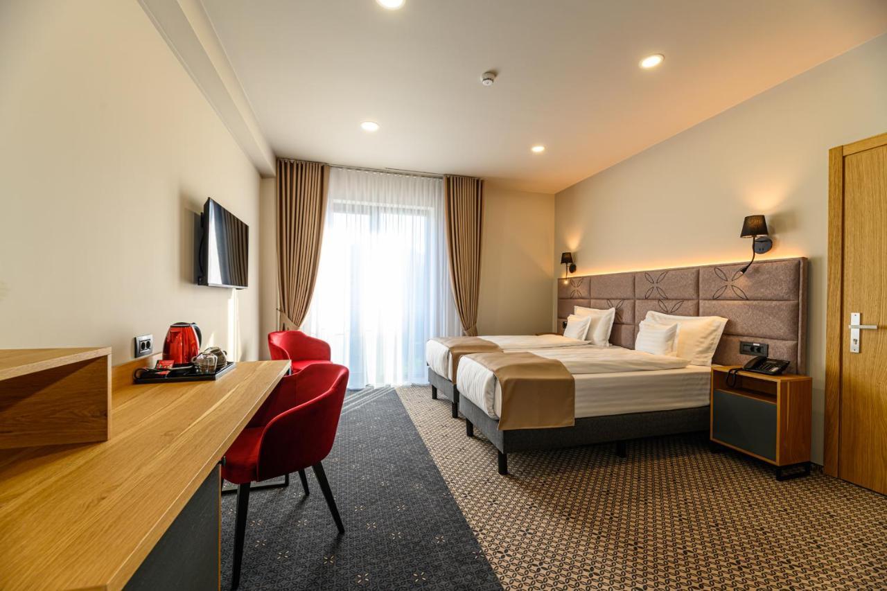 Hotel Dukat Гура Хуморулуй Екстериор снимка