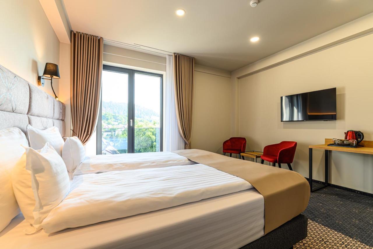 Hotel Dukat Гура Хуморулуй Екстериор снимка