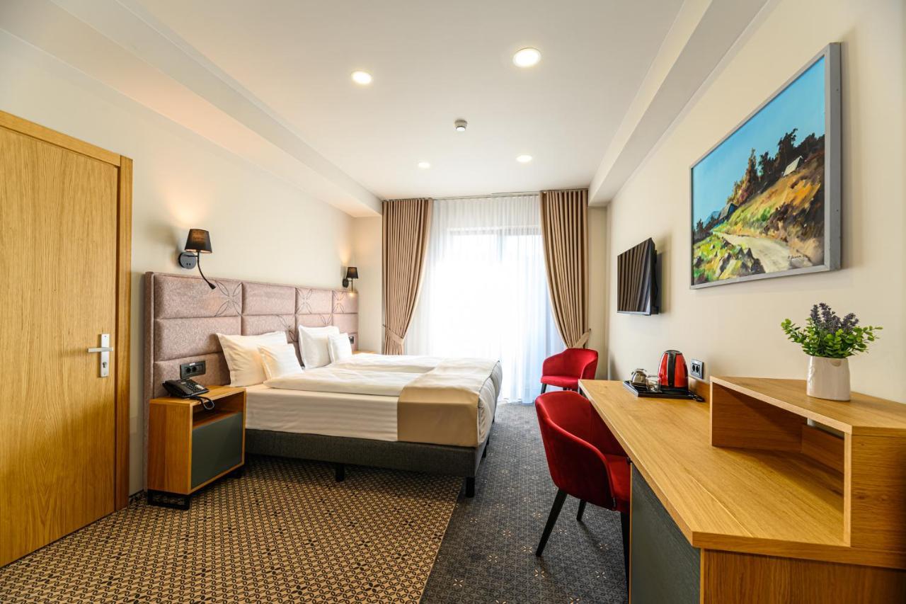 Hotel Dukat Гура Хуморулуй Екстериор снимка