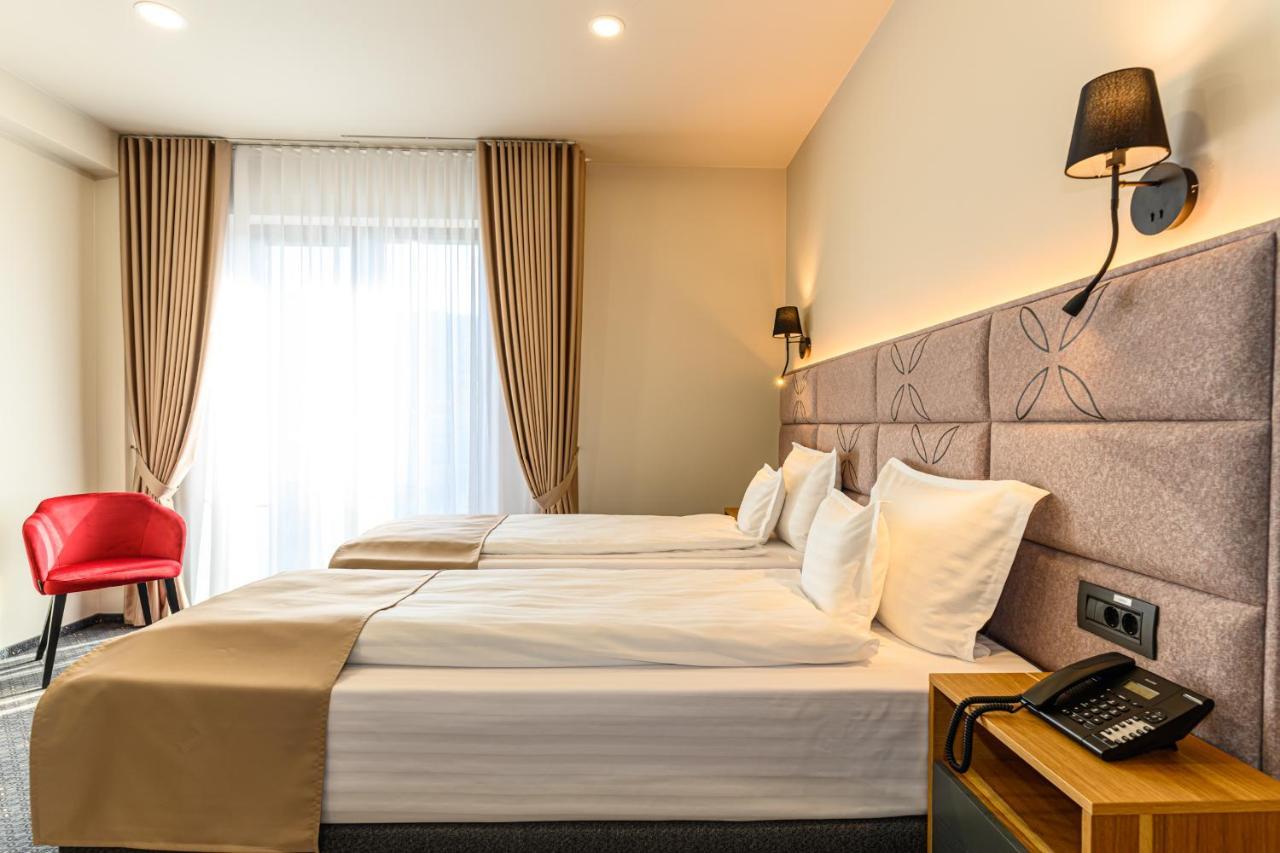 Hotel Dukat Гура Хуморулуй Екстериор снимка