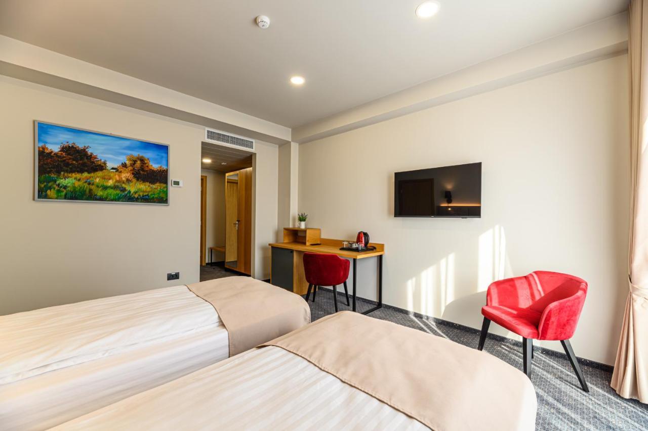 Hotel Dukat Гура Хуморулуй Екстериор снимка
