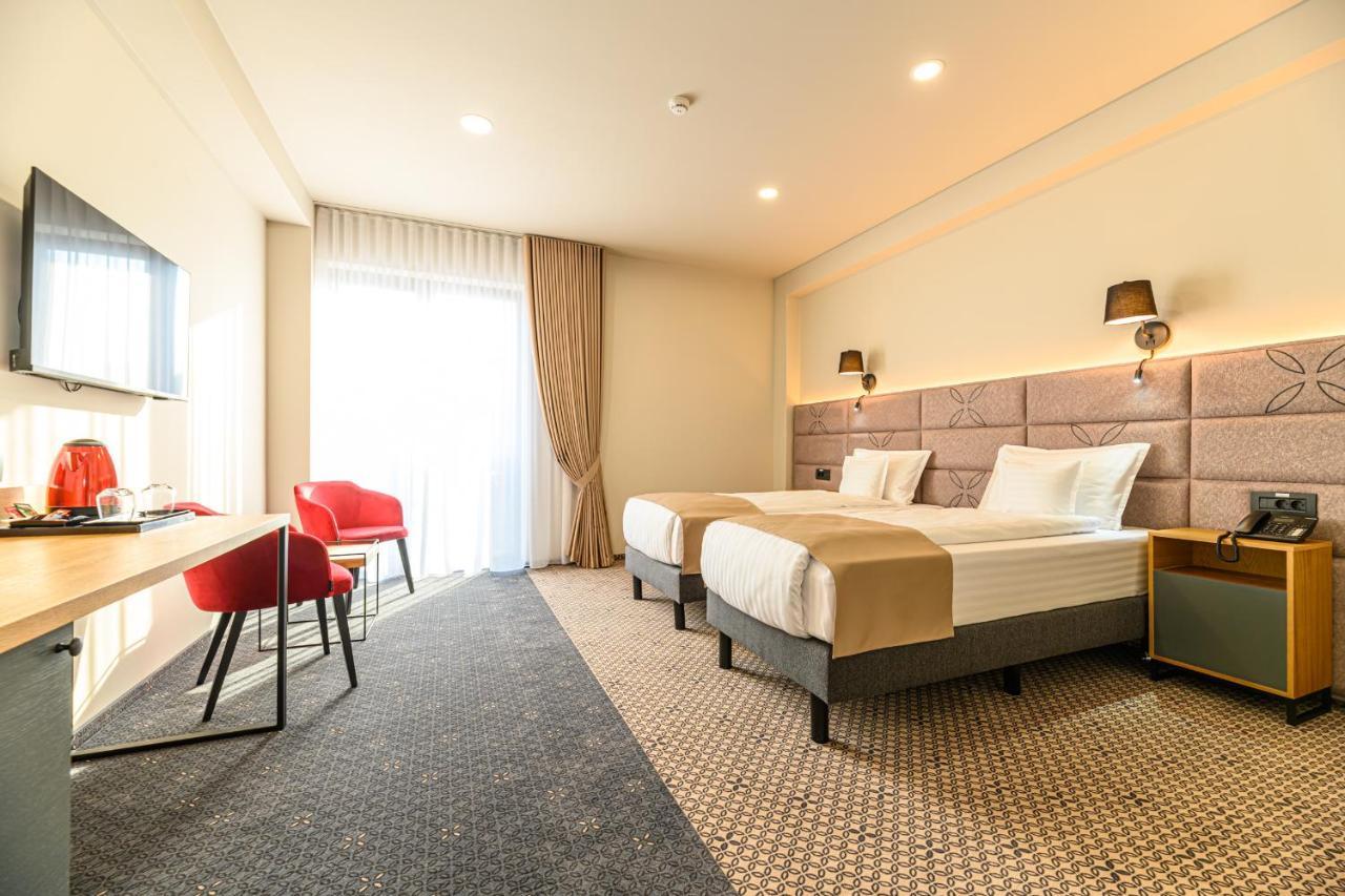 Hotel Dukat Гура Хуморулуй Екстериор снимка