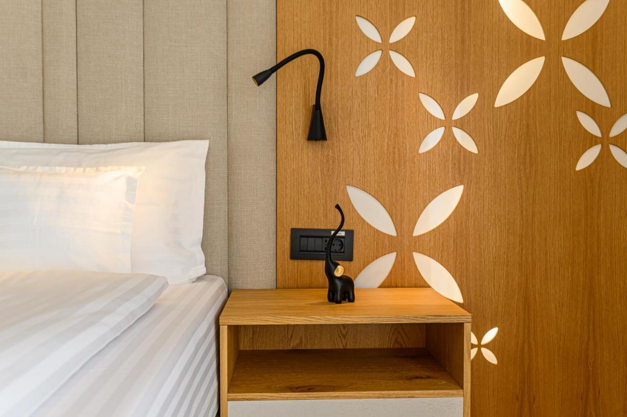 Hotel Dukat Гура Хуморулуй Екстериор снимка