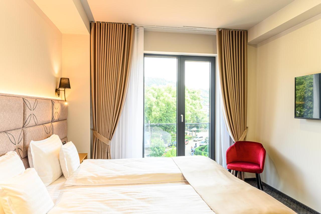 Hotel Dukat Гура Хуморулуй Екстериор снимка
