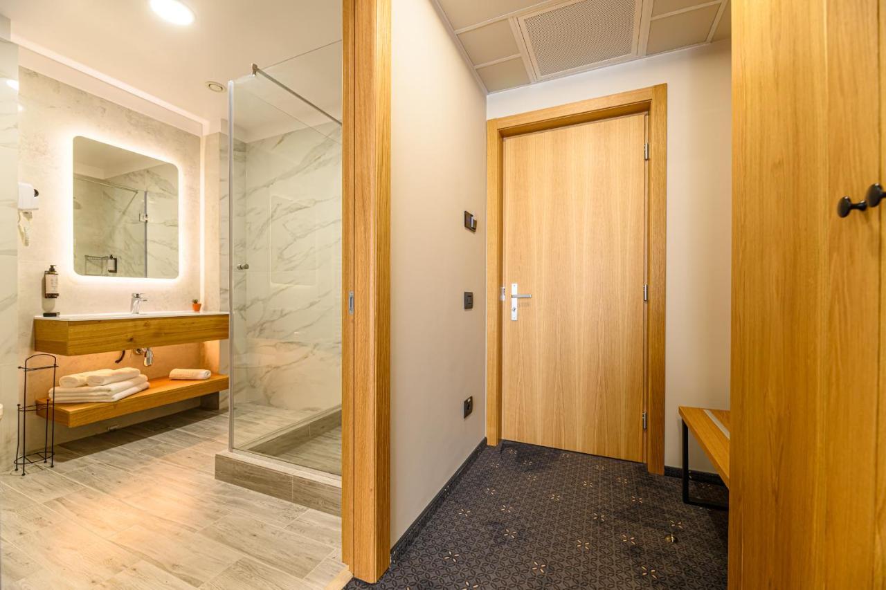 Hotel Dukat Гура Хуморулуй Екстериор снимка