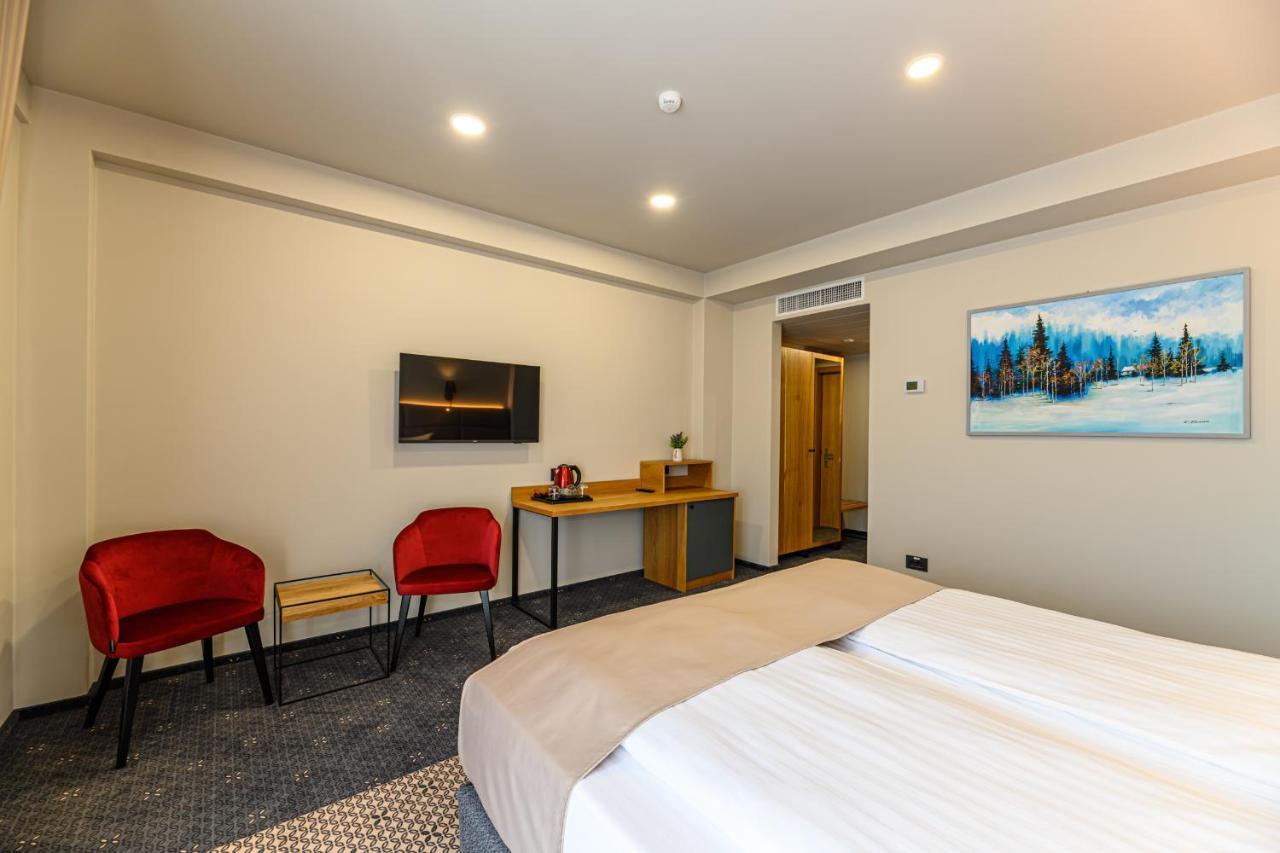 Hotel Dukat Гура Хуморулуй Екстериор снимка