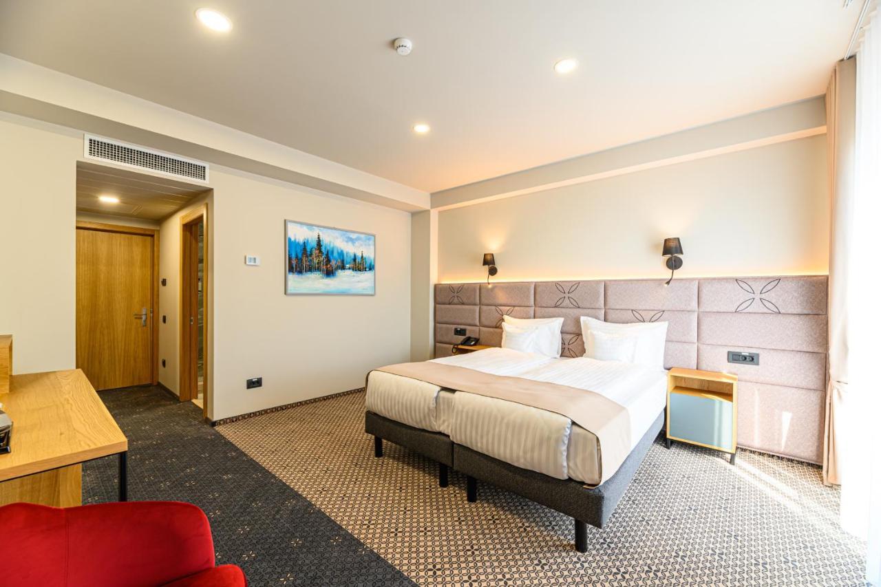 Hotel Dukat Гура Хуморулуй Екстериор снимка