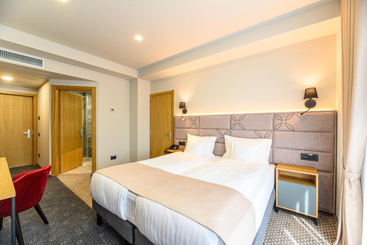 Hotel Dukat Гура Хуморулуй Екстериор снимка