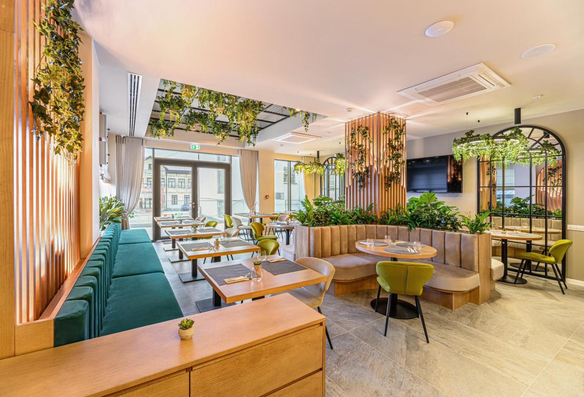 Hotel Dukat Гура Хуморулуй Екстериор снимка