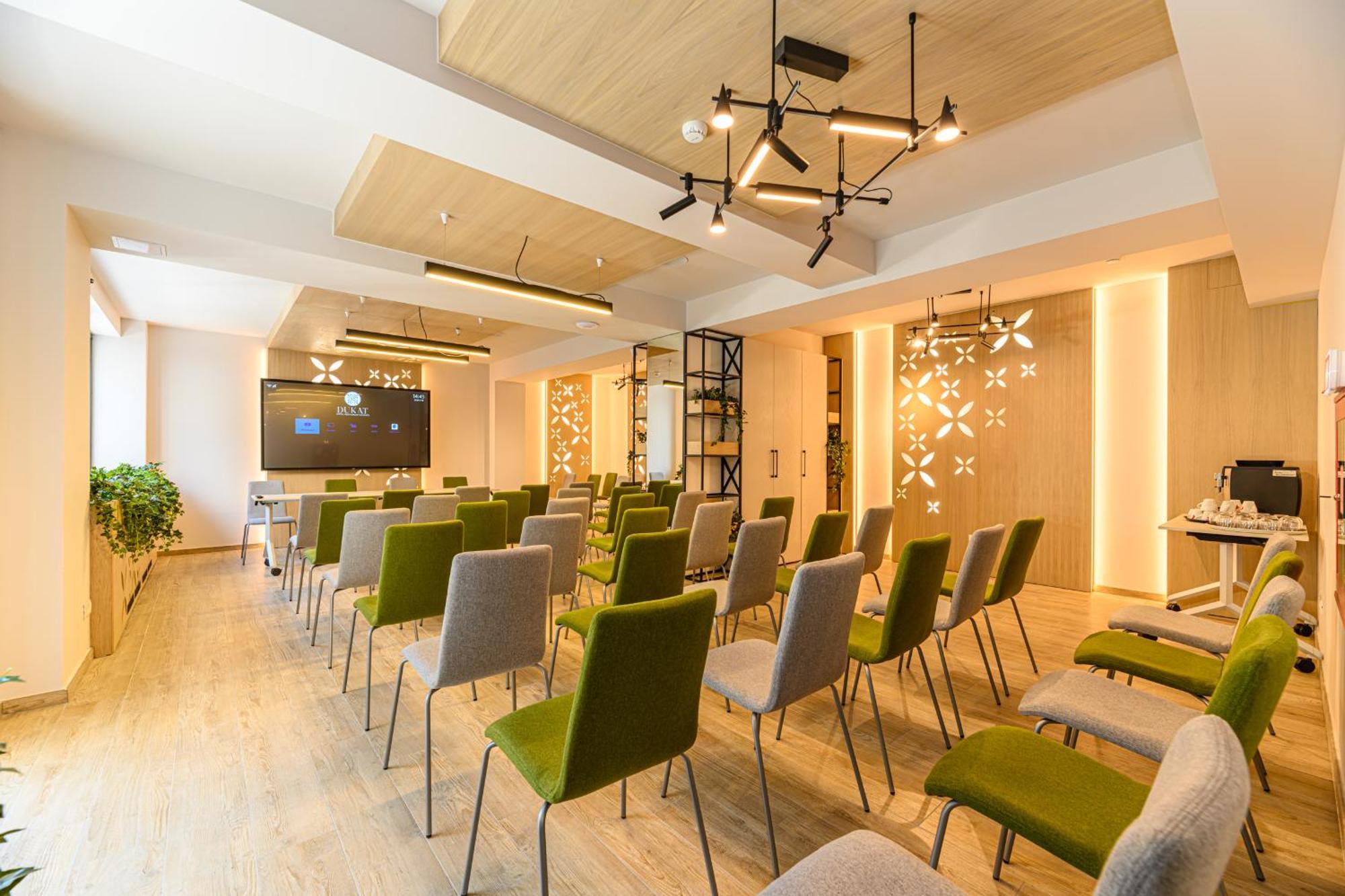 Hotel Dukat Гура Хуморулуй Екстериор снимка