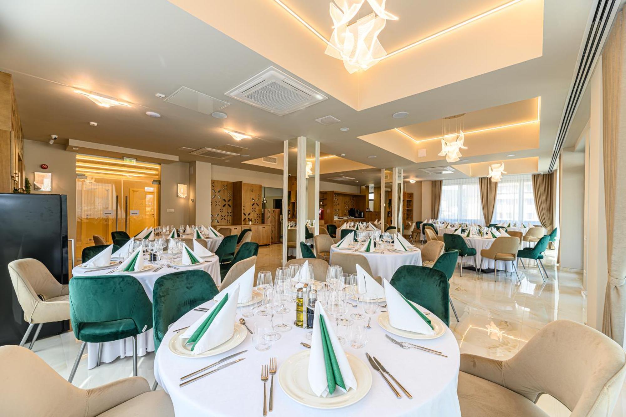 Hotel Dukat Гура Хуморулуй Екстериор снимка