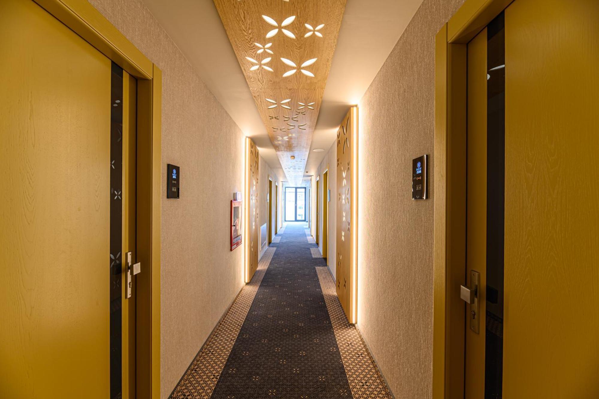 Hotel Dukat Гура Хуморулуй Екстериор снимка