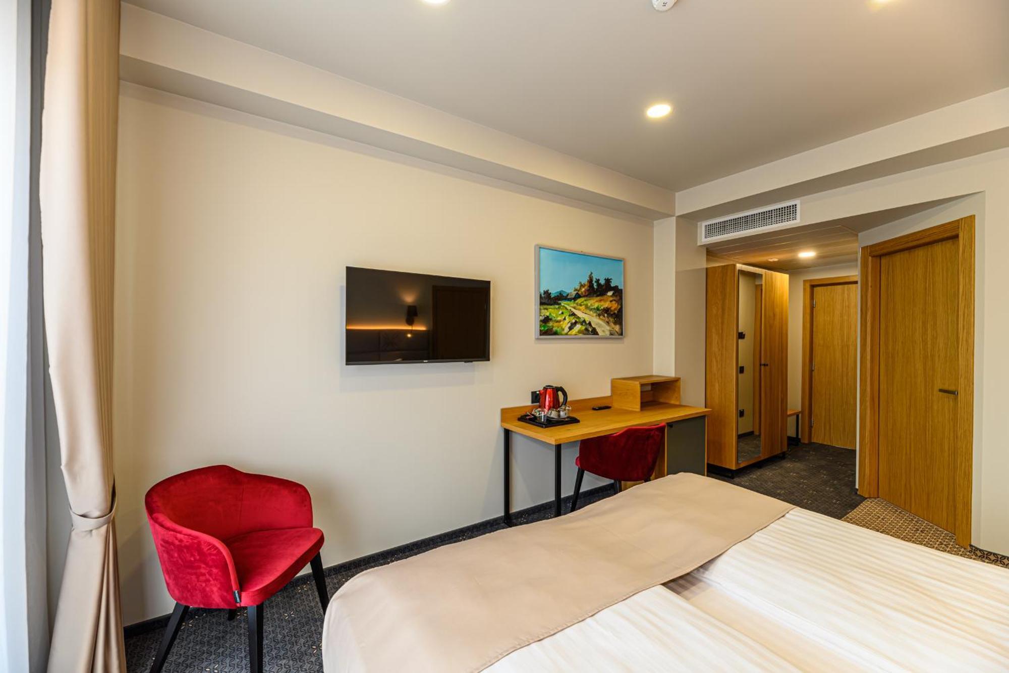 Hotel Dukat Гура Хуморулуй Екстериор снимка
