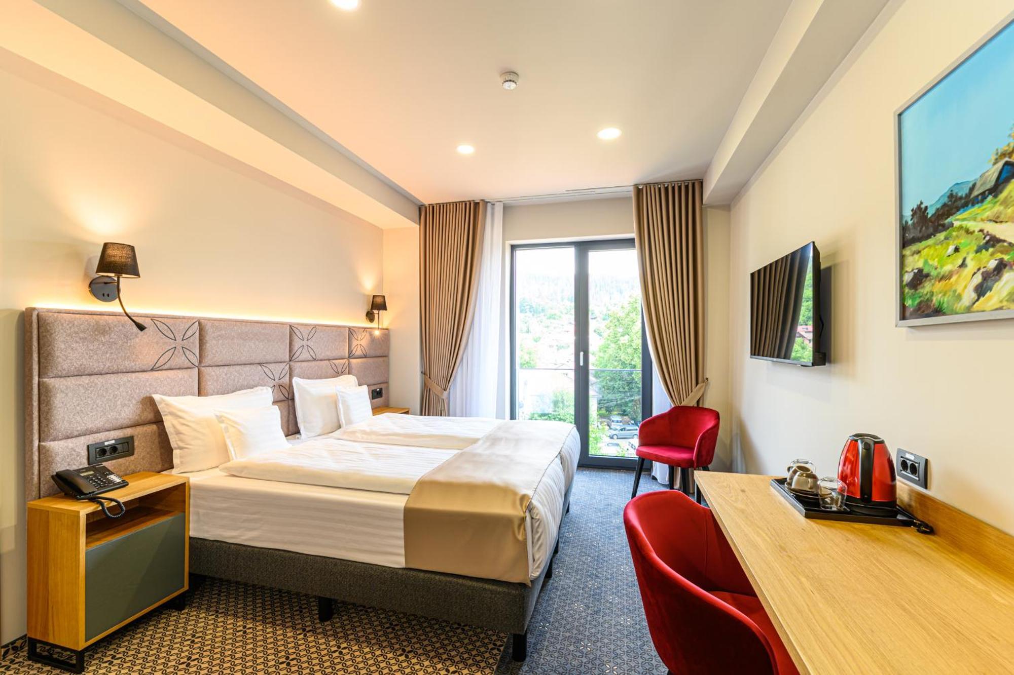 Hotel Dukat Гура Хуморулуй Екстериор снимка