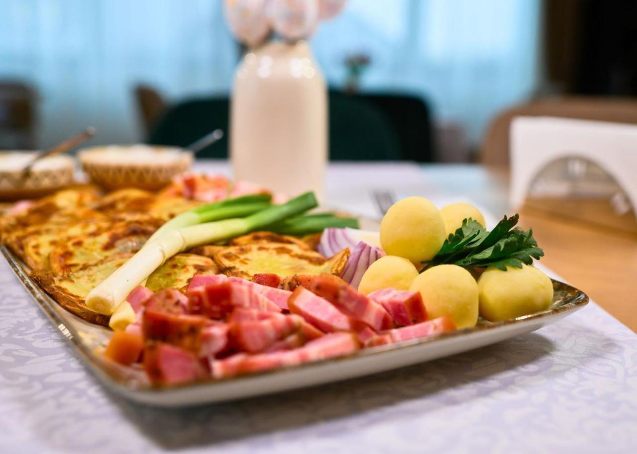 Hotel Dukat Гура Хуморулуй Екстериор снимка